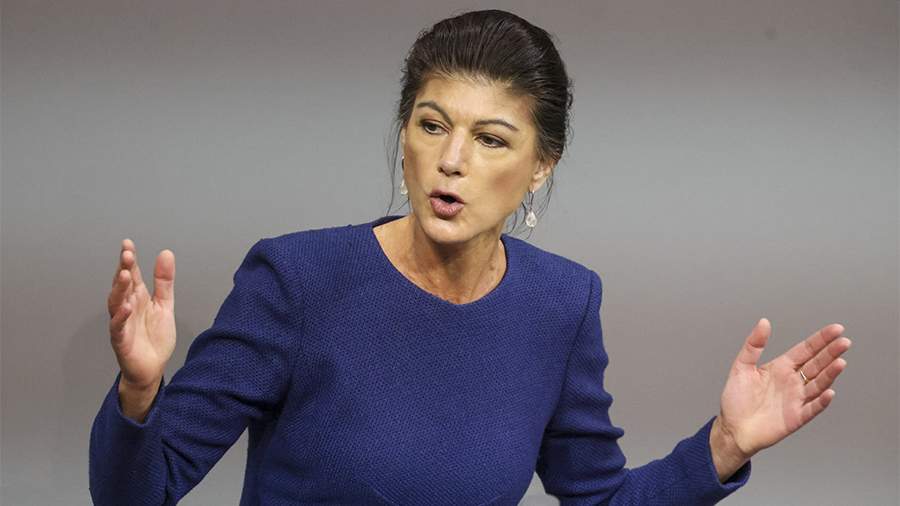 Фондағы Камаз жүк көлігімен порно фото Ол порно түсіріп жатқанда күтпеген жерден келді.